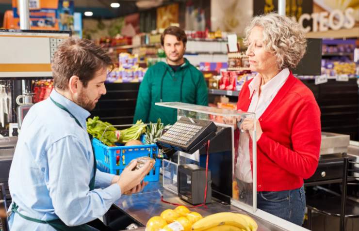 donna alla cassa del supermercato