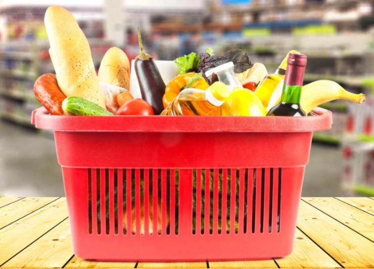 cestino del supermercato piano di cibo
