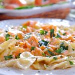 piatto di farfalle al salmone