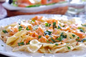 piatto di farfalle al salmone