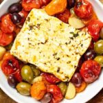 feta al forno in una terrina con pomodorini e olive