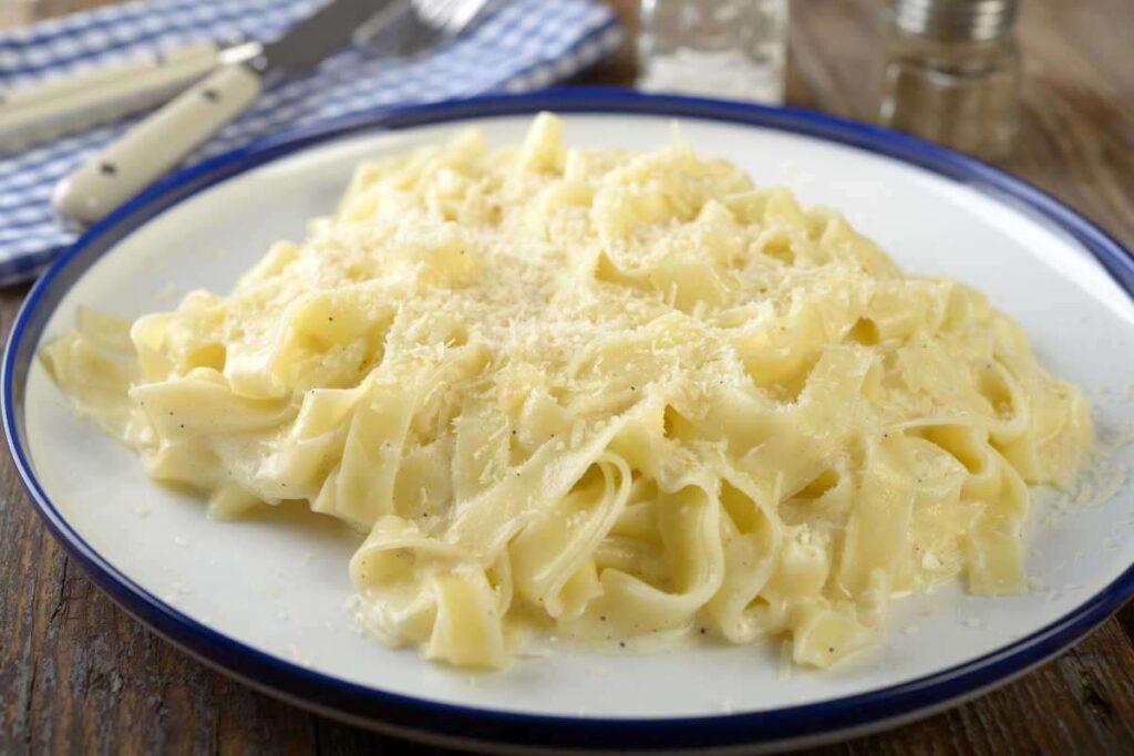 piatto di fettuccine con burro e parmigiano