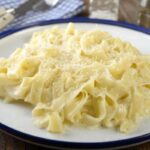 piatto di fettuccine con burro e parmigiano