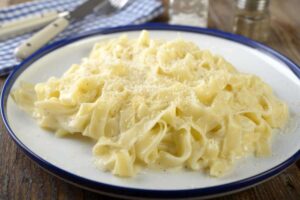 piatto di fettuccine con burro e parmigiano