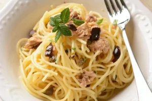 spaghetti tonno olive e capperi