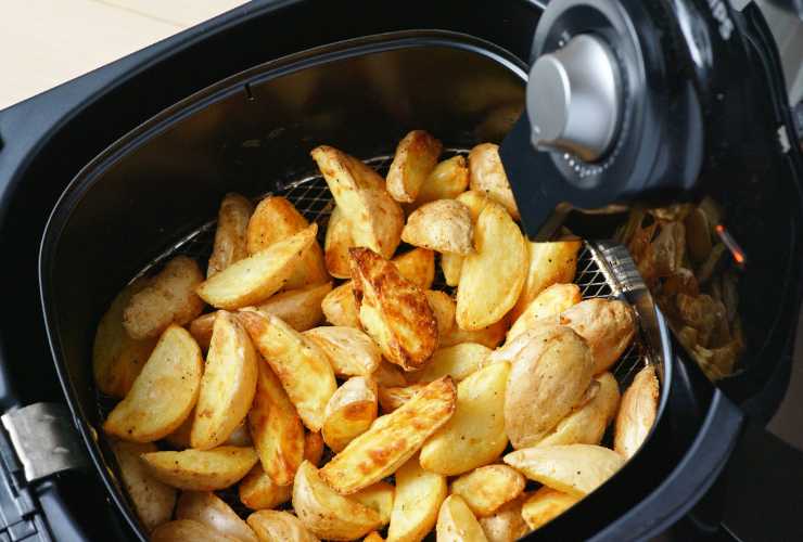 patate nella friggitrice ad aria