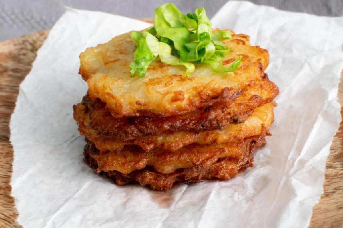 frittelle di patate impilate in un piatto
