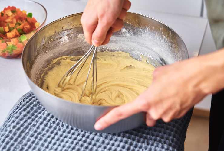 persona che prepara l'impasto a mano