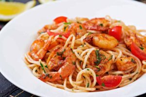 piatto di spaghetti con gamberetti e pomodorini