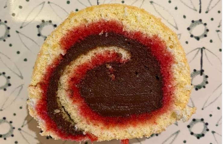 dolce arrotolato con crema di cioccolata