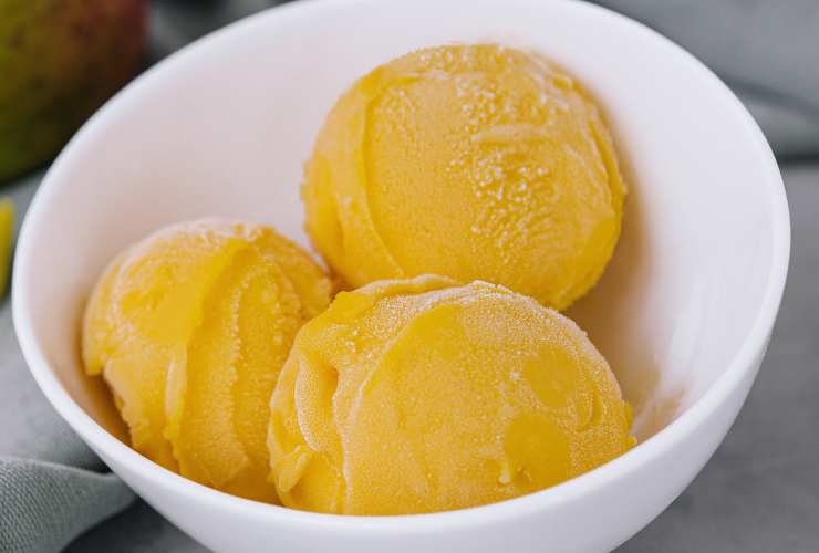 coppetta di gelato al mango