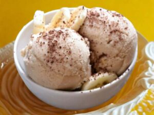 gelato dentro ad una coppa con accanto delle rondelle di banana