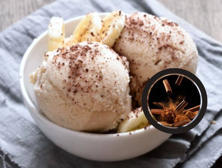 gelato dentro una coppa e nel riquadro delle stecche di cannella
