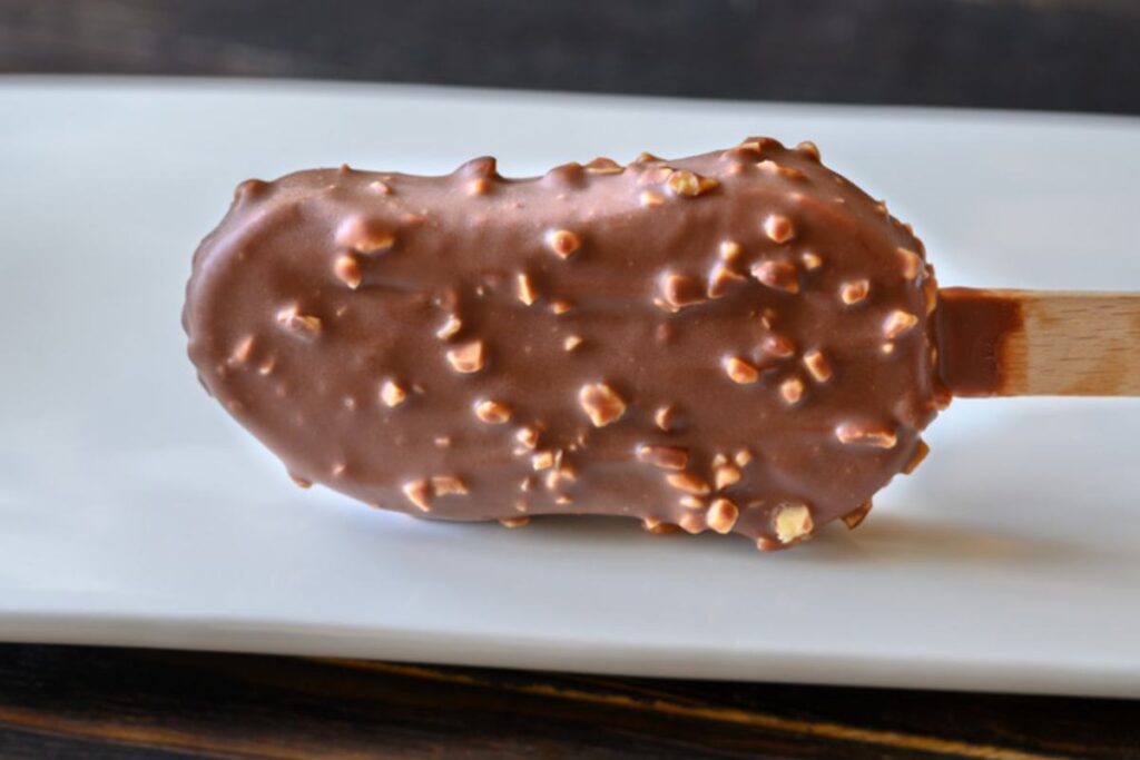stecco gelato con nocciole