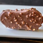 stecco gelato con nocciole