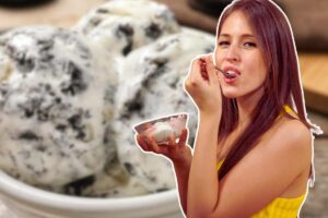 ragazza mangia una coppetta di gelato e gelato stracciatella sullo sfondo