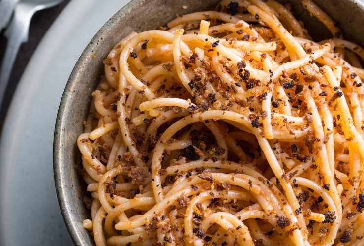 piatto di spaghetti con pangrattato