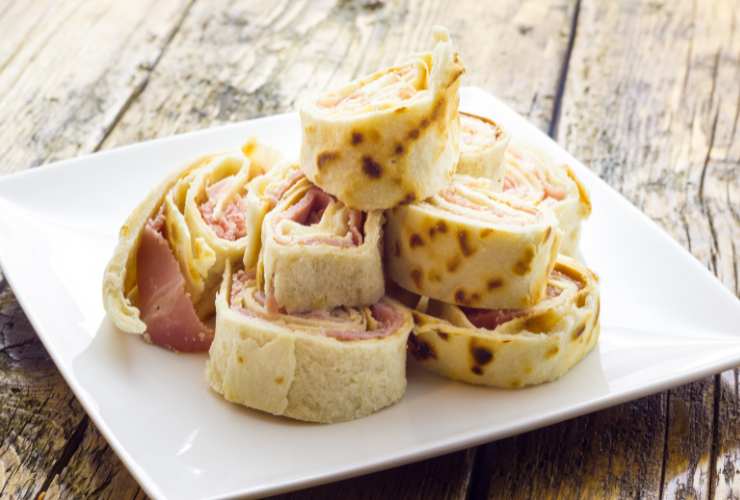 girelle di piadina in un piatto