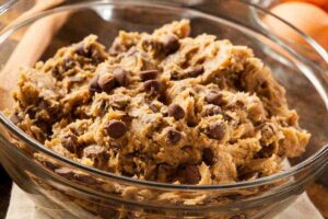 impasto con gocce di cioccolato in una ciotola