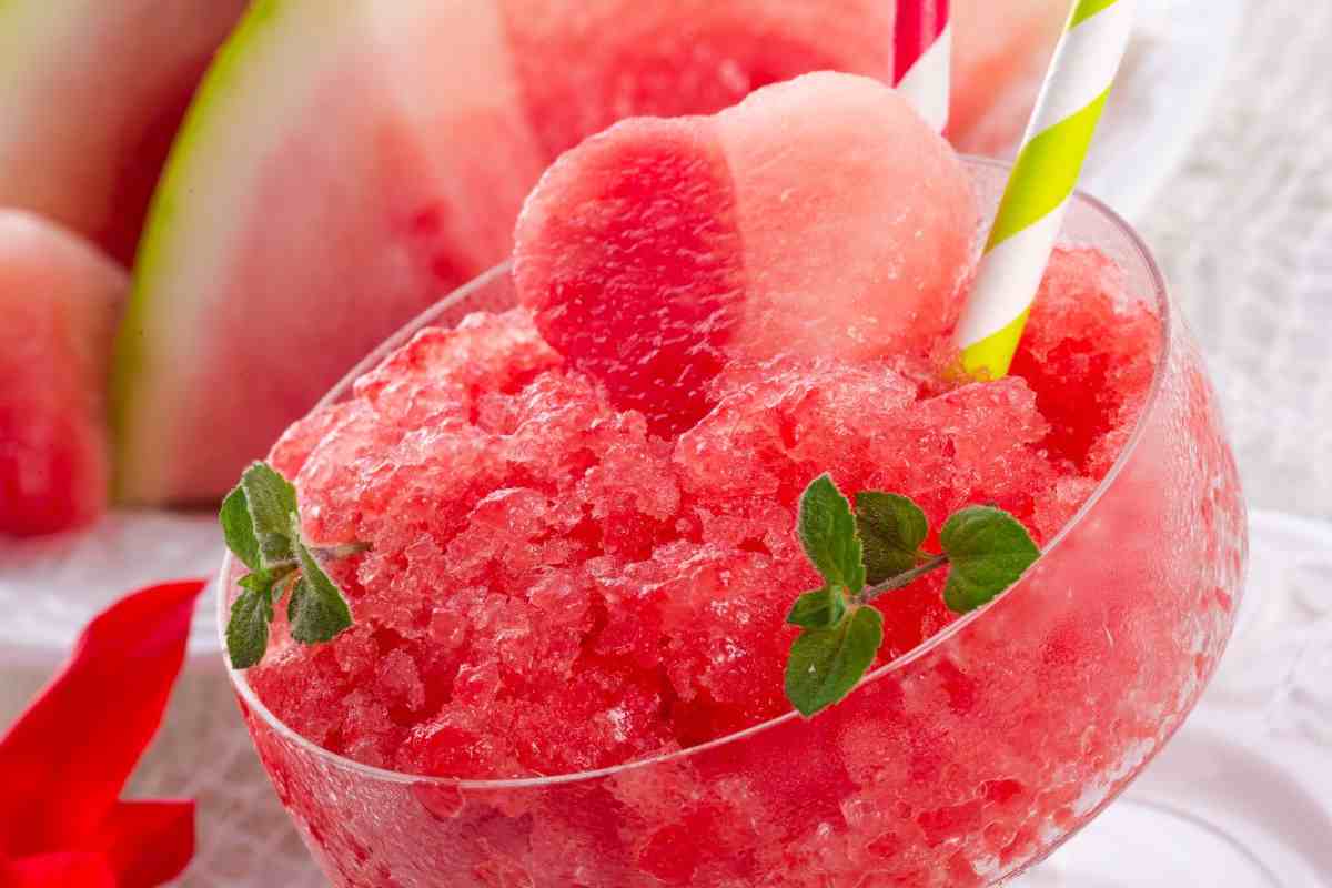 granita all'anguria con cannuccia