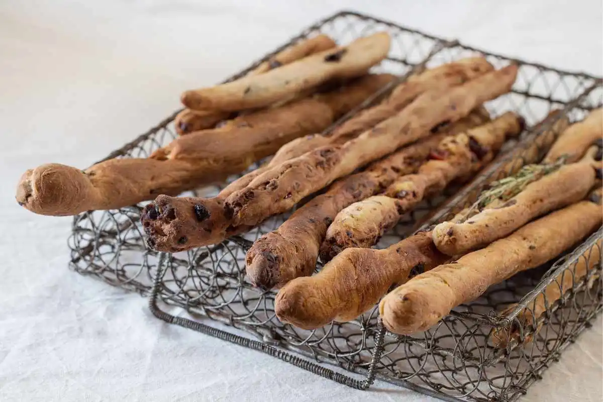 cestino di grissini con gocce di cioccolato
