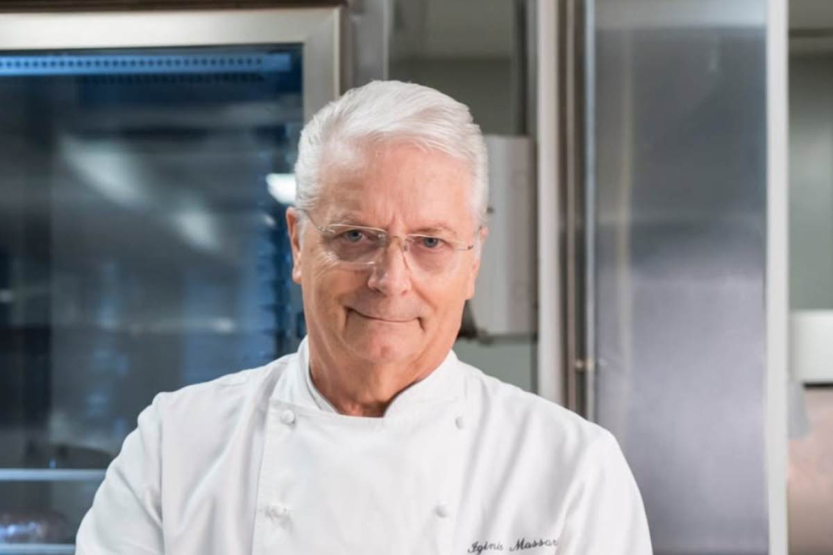 Iginio Massari in cucina che sorride