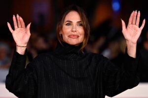 ilary blasi con le mani alzate
