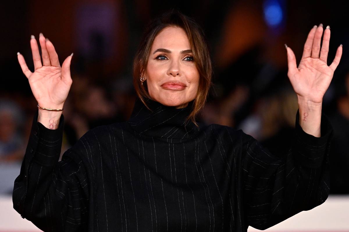 ilary blasi con le mani alzate