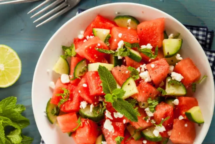 insalata di anguria con cetrioli feta e foglioline di menta