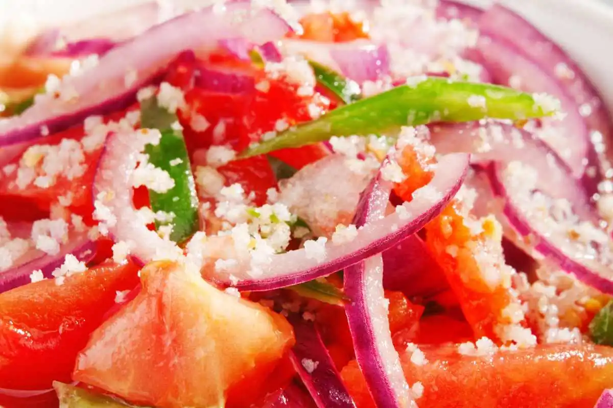 insalata di pomodori cipolla e peperone