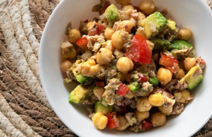 insalata con ceci avocado e peperone