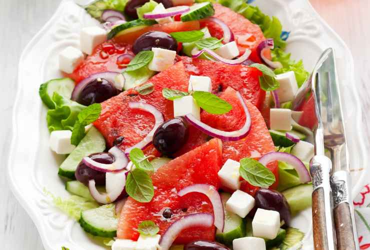 insalata mista con cetrioli e anguria