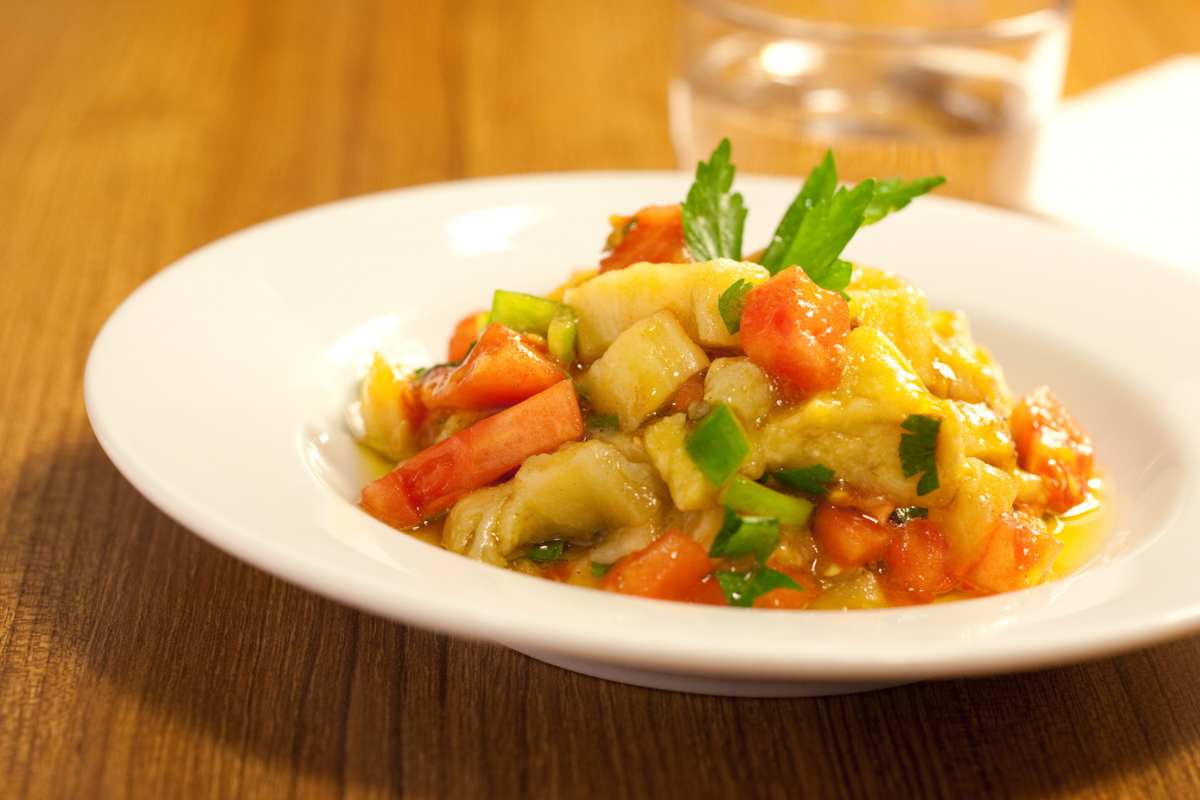 Piatto con insalata di melanzane e pomodorini