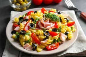 piatto con insalata di pasta