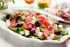 piatto di insalata mista