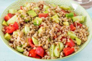 insalata di farro con pomodori, cetriolo e avocado