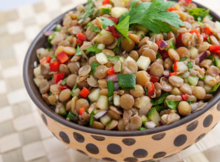 insalata di lenticchie con verdure dentro ad una ciotola
