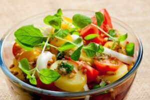 insalata mista con patate, pomodori, basilico, cipolla