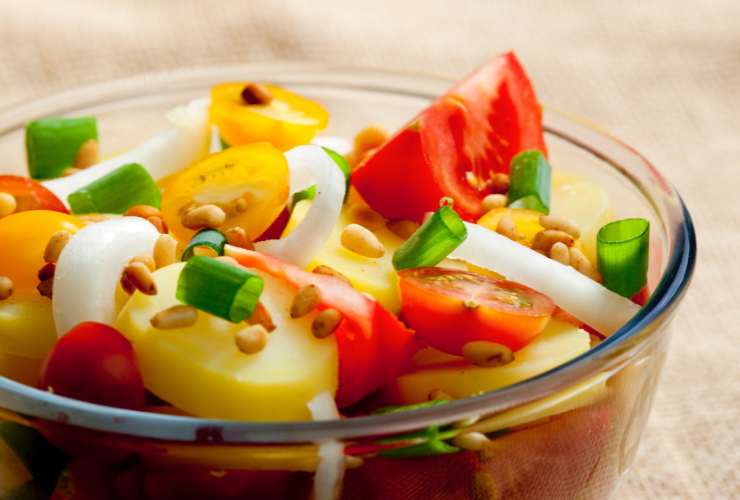 insalata mista con patate, pomodori, basilico, cipolla