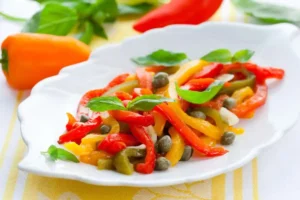 Insalata con olive e peperoni gialli e rossi