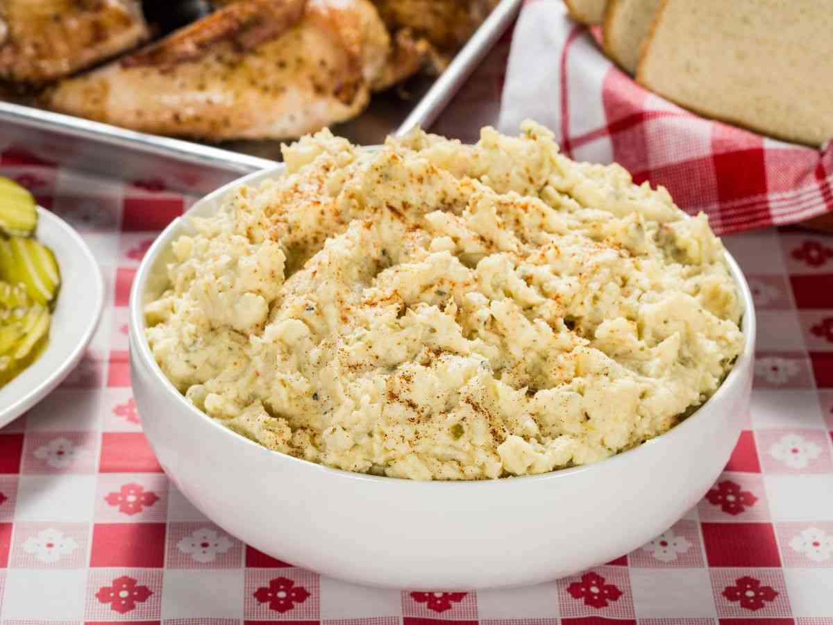 insalata cremosa in un piatto
