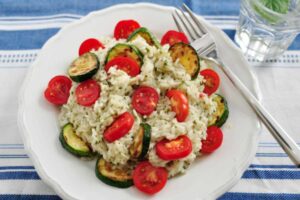 insalata di riso con zucchine e pomodorini