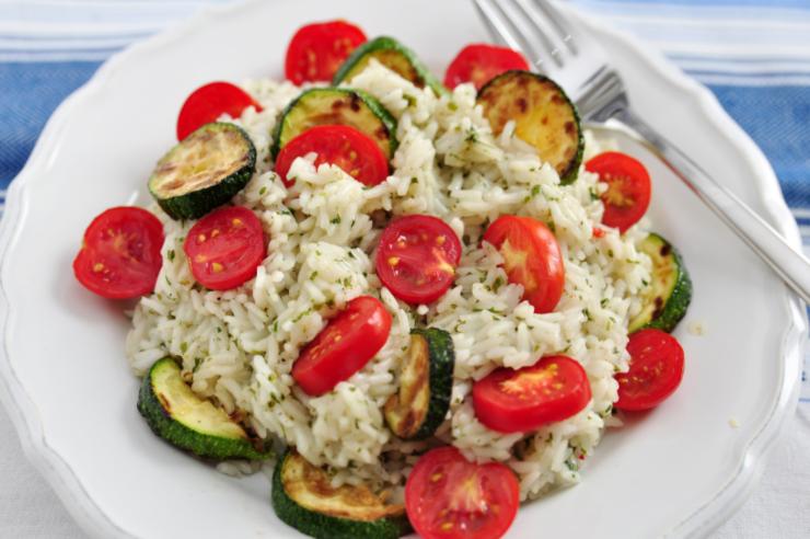 riso con rondelle di zucchine grigliate e pomodorini