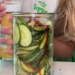 insalata virale in barattolo con cetrioli
