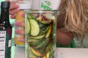 insalata virale in barattolo con cetrioli
