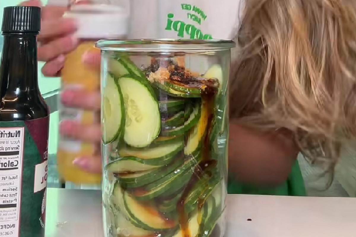 insalata virale in barattolo con cetrioli