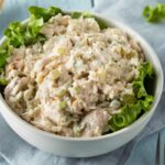 ciotola con insalata di pollo e maionese