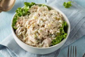 ciotola con insalata di pollo e maionese