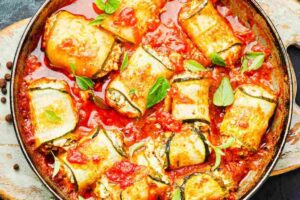involtini di zucchina al sugo in una pentola