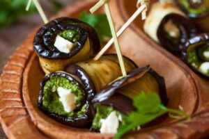involtini di melanzane con pesto in un vassoio
